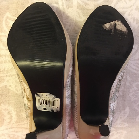 Unique style of shoes - Picture 3 of 8